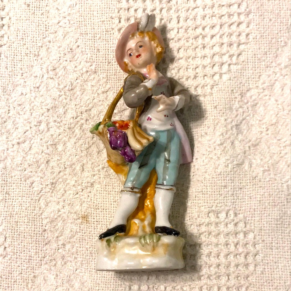 Lady & a basket of fruit figurine - Picture 1 of 11
